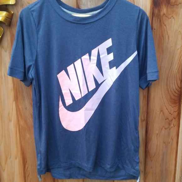 Nike Tops - Nike Tshirt